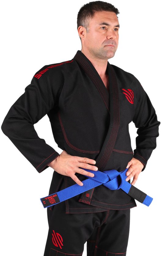 Homme en Gi Sanabul BJJ noir avec surpiqûres rouges et ceinture bleue.