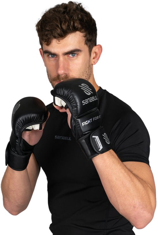 Man met zwarte bokshandschoenen met "SANABUL" en "FIGHT FOR" erop, houdt een vechthouding aan.