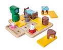Plateau de jeu avec loup, chevreaux, lit, tables et horloge.