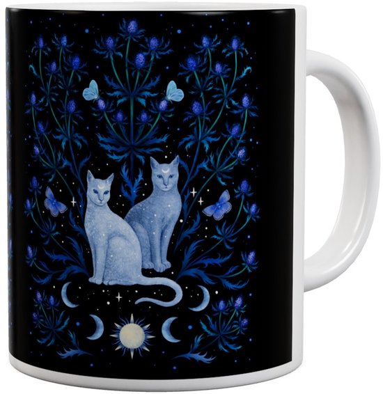 Zwarte mok met twee witte katten, blauwe distels, vlinders en maan- en zonnesymbolen. Met oor.