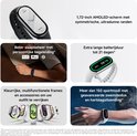 Collage met een smartwatch met groot display, een persoon die slaapt, een smartwatch die wordt opgeladen, diverse smartwatches en een persoon die zwemt.