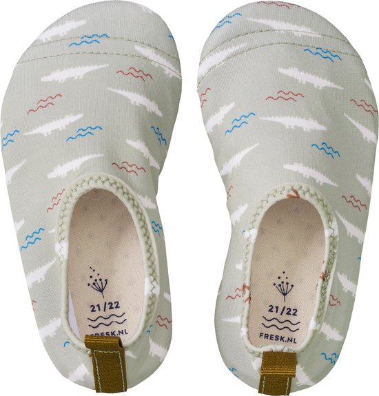 Lichtgroene waterschoenen met print van krokodillen, golven en het Fresk logo maat 21/22.