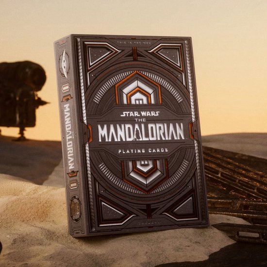 Speelkaarten met The Mandalorian-thema in een donkere, geometrische doos met oranje accenten. De tekst 'Star Wars The Mandalorian Playing Cards' staat centraal.