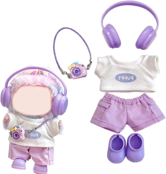 Paarse set met mini-pop in outfit, inclusief koptelefoon, ketting met camera, wit T-shirt, paarse korte broek en schoenen.