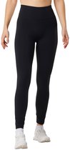 Close-up van een vrouw in zwarte legging met witte sportsokken en sneakers.