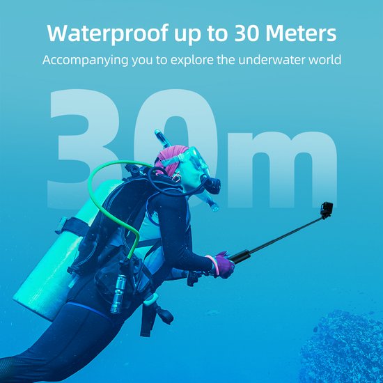 Duiker met duikuitrusting en actioncam aan een selfiestick, met "Waterproof tot 30 meter" tekst.