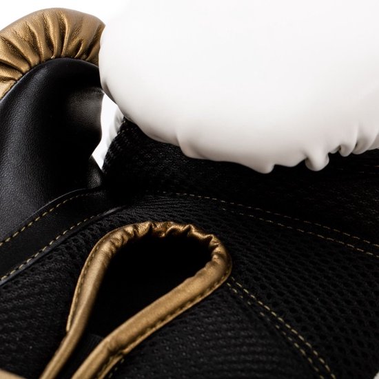 Close-up van de binnenkant van een witte Everlast bokshandschoen, met zwarte mesh en gouden biezen.