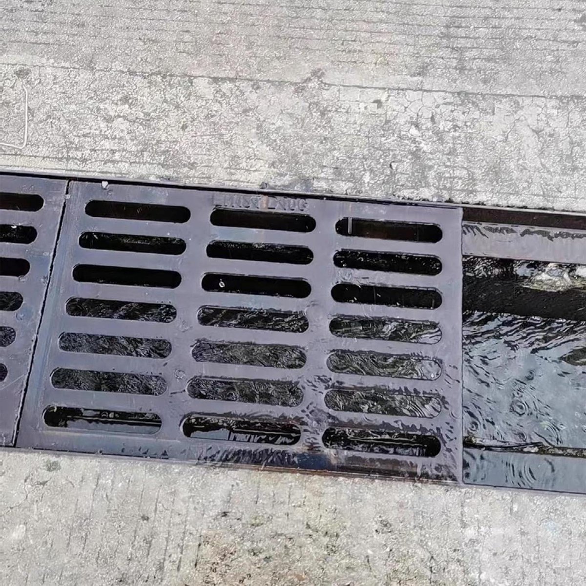 Afdekplaat Afvoergoot - Drainagerooster Kanaal - Vuil Voorkomen - Versterkt Rugdesign - 50 x 50 cm - Zwart