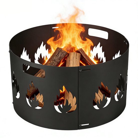 Zwarte metalen vonkenvanger gevuld met brandende houtblokken. Vlammen komen boven de rand uit. Uitsparingen in de vorm van vlammen.