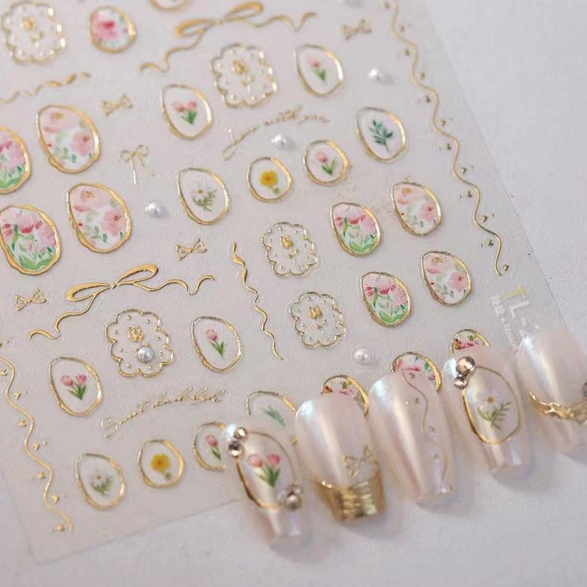 Dailygoods - Dailygoody - 5D-Nagelkunst-Stickers - Tulpen Motieven - Gouden Holontwerpen - Zelfklevende Nagelaccessoires - Voor DIY Nagelontwerpen - Perfect voor M...