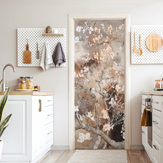 Deurposter met abstracte amandelbloesem in beige tinten, geplaatst in een moderne keuken.