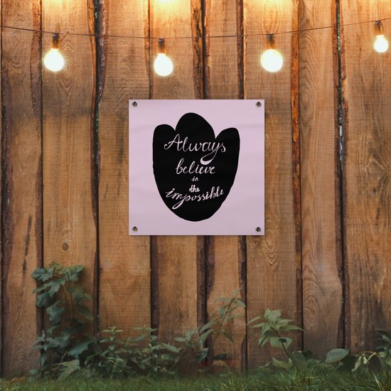 Tuinposter 50x50 cm - Tuindecoratie Always believe in the impossible - Roze - Spreuken - Quotes - Poster voor in de tuin - Buiten decoratie - Schutting tuinschilderij - Tuindoek muurdecoratie - Wanddecoratie balkondoek