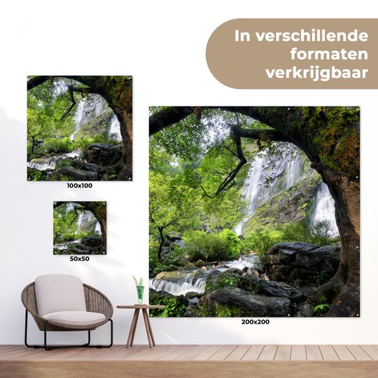 Affiche de Jardin Beaucoup de végétation autour d'une cascade escarpée du Parc National de Klong Lan - 200x200 cm