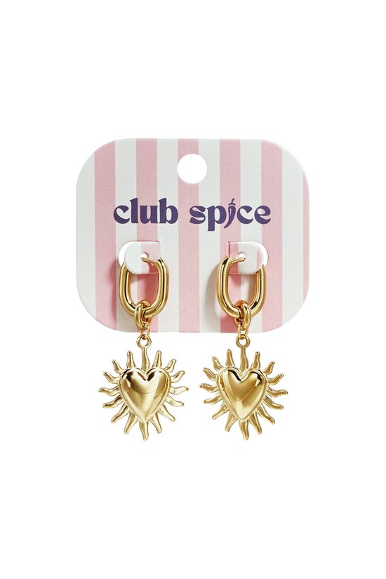 Gouden oorbellen met zonnesymbool hartvorm, hangend aan een 'club spice' kaart.