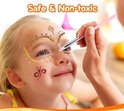 Een jong meisje met glittertattoos op haar gezicht, krijgt er meer aangebracht met een penseel. De tekst zegt 'Safe & Non-toxic'.