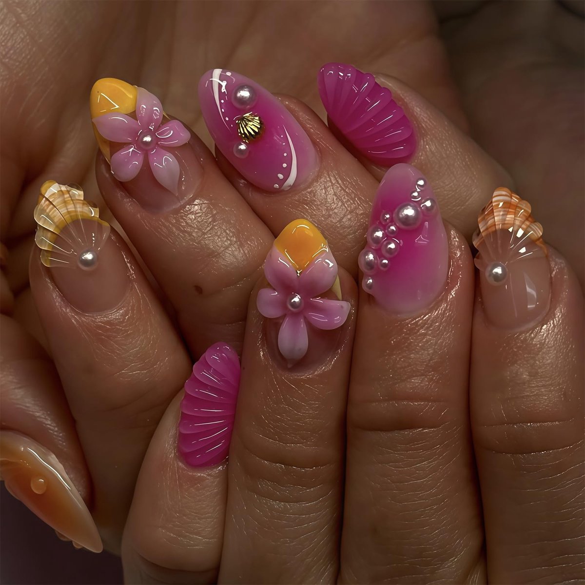 Dailygoods- Nepnagels Korte Amandelvorm - 24 Stuks - 3D Schelp/Bloem Motieven - Plaknagels - DIY Manicure - Inclusief Nagelpolijstertje - Kunstnagels