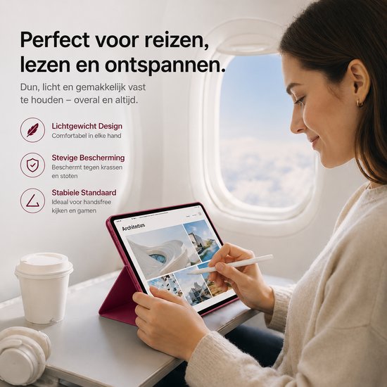 Femme avec étui iPad rouge vif dans un avion, tenant un iPad avec un stylet.