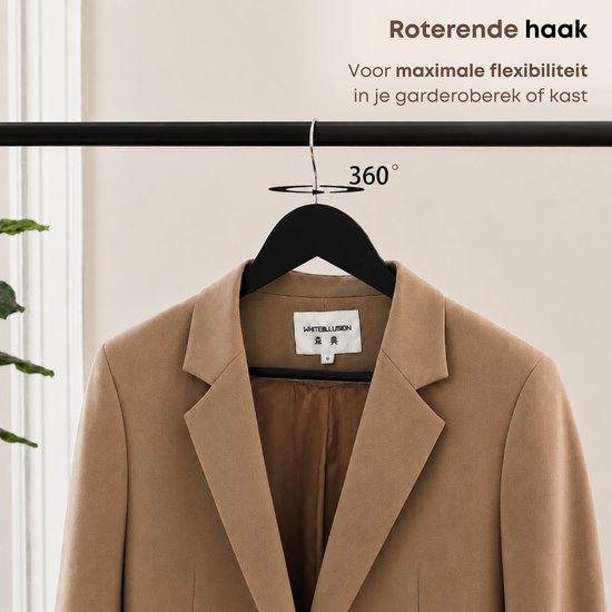 Zwarte houten kledinghanger met 360 graden roterende haak, hangt aan een bruin colbert.