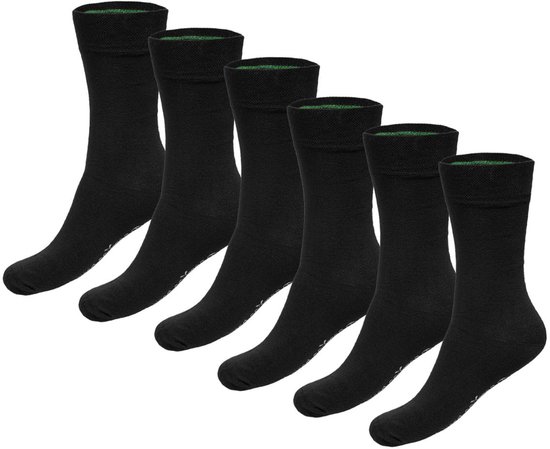 Zes paar zwarte, halfhoge sokken met een groene boord en antislip noppen op de zool.