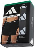 Doos van 3 zwarte Adidas boxershorts met Active Flex Cotton opdruk en afbeelding van de boxer.