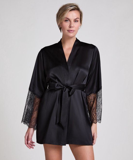 Model met blonde bob draagt een zwarte satijnen kimono met ceintuur