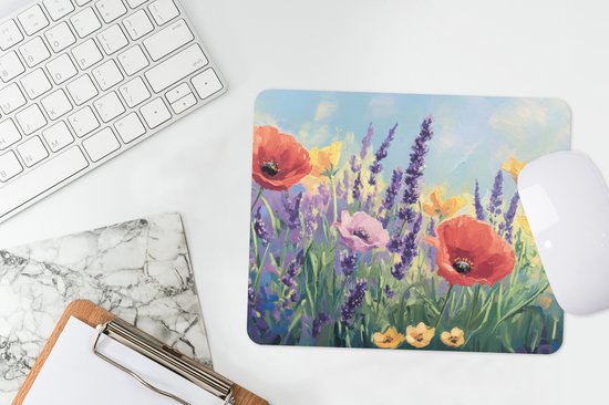 Muismat met schilderij van rode klaprozen, gele bloemen en paarse lavendel onder een blauwe lucht, naast een witte muis.