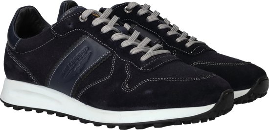 Donkerblauwe PME Legend sneakers met witte stiksels, grijs met witte veters en een witte zool.