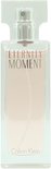 Flacon de Calvin Klein Eternity Moment Eau de Parfum au liquide rose pâle.