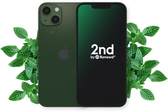 Groene iPhone 13 mini met twee camera's, een appel logo en omringd door groene planten.