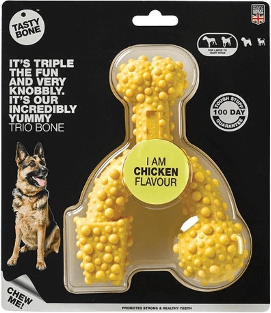 Gele, drievoudige botvormige kauwspeeltje met noppen, "CHICKEN FLAVOUR", met een Duitse herder.