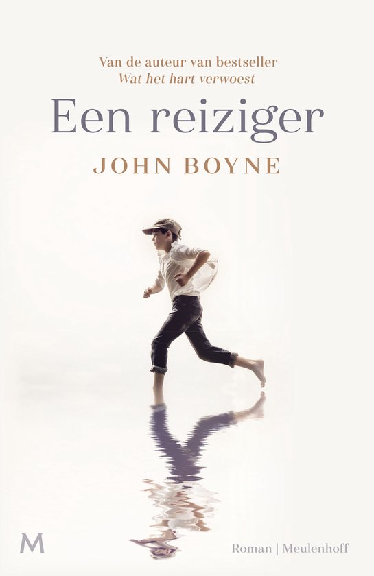 Un garçon en chemise blanche et pantalon noir court sur l'eau. Le titre est 'Een reiziger'.
