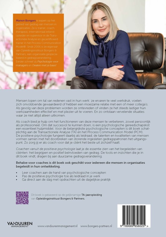 Vrouw met blonde haren en blauwe blouse, zittend. Achtergrond is een boekpagina met tekst en een barcode.