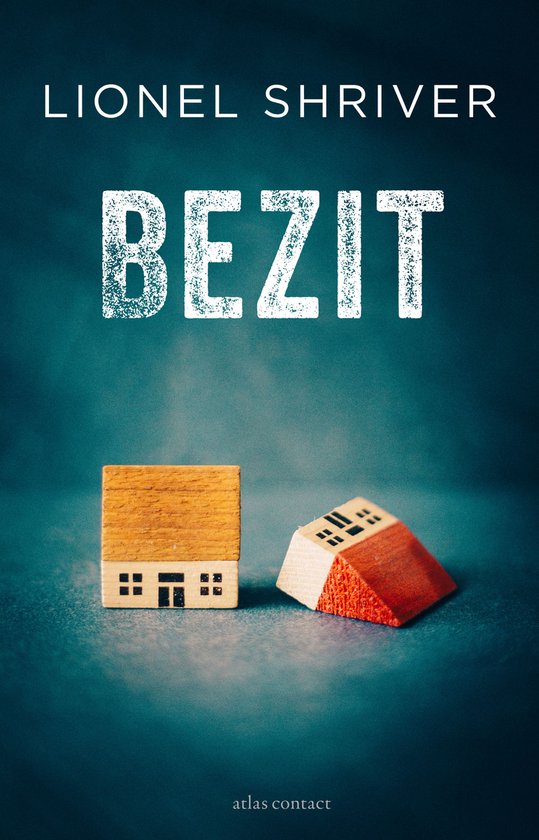 Titel van het boek 'Bezit' van Lionel Shriver, met twee miniatuurhuisjes op een donkere achtergrond.