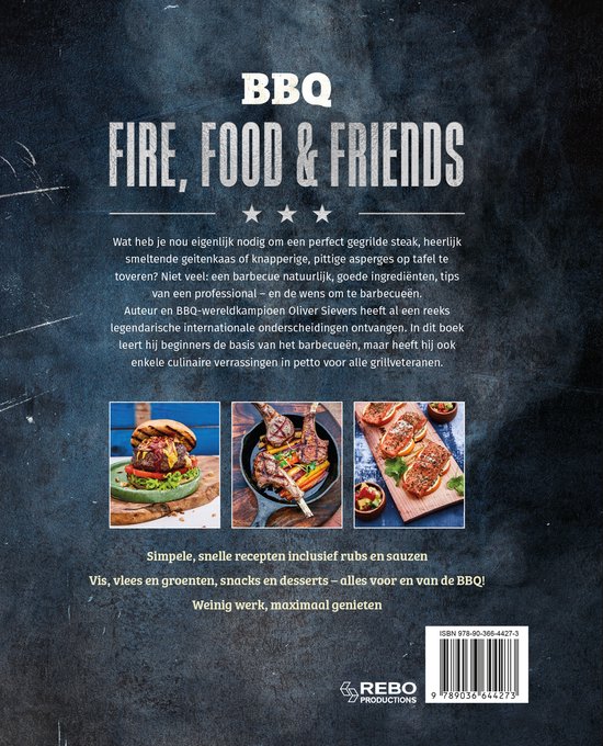 Achterkant van een boek met de titel "BBQ FIRE, FOOD & FRIENDS", "OLIVER SIEVERS" en beschrijving. Drie foto's van gerechten: een hamburger, lamskoteletten en bruschetta.