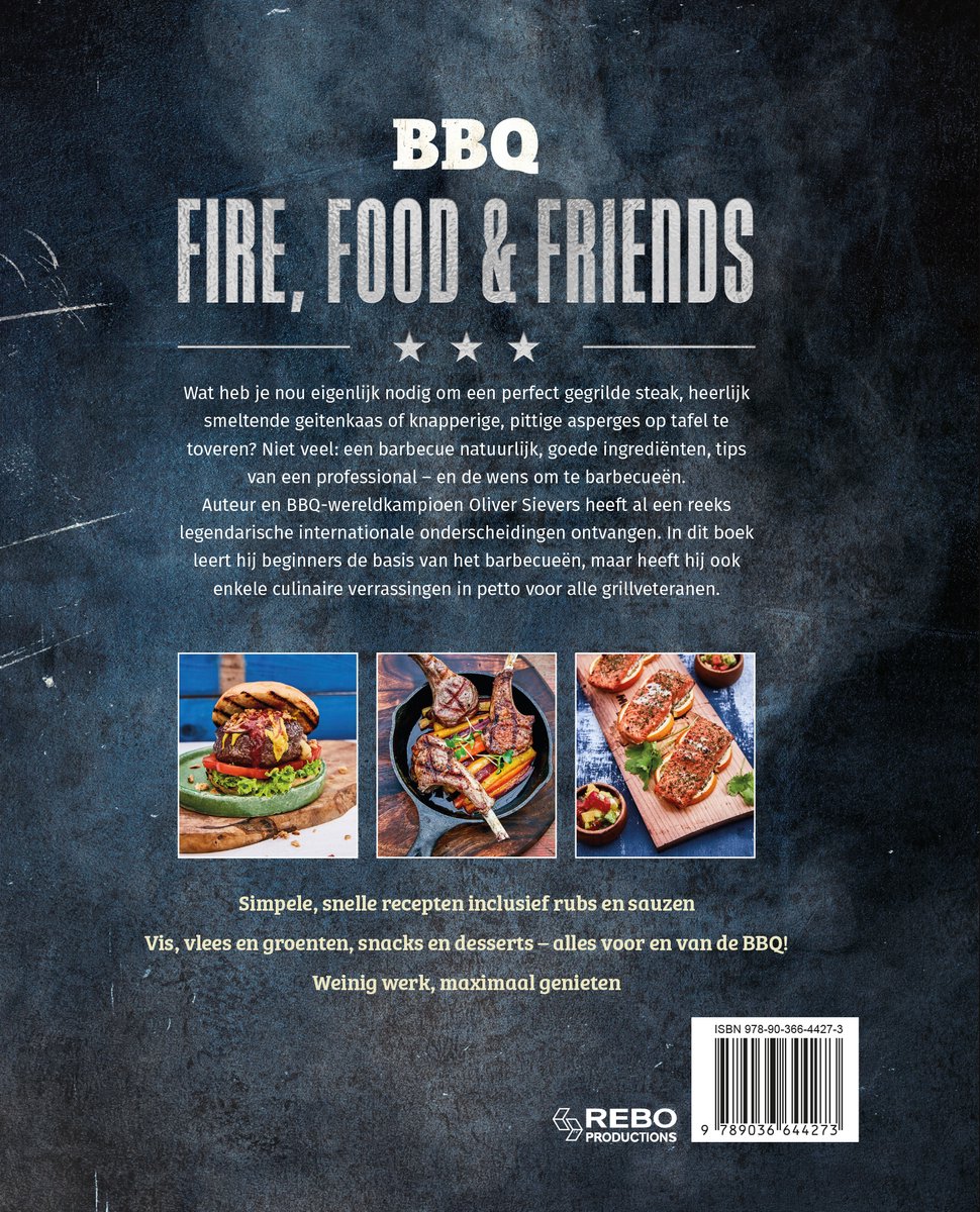 Achterkant van een boek met de titel "BBQ FIRE, FOOD & FRIENDS", "OLIVER SIEVERS" en beschrijving. Drie foto's van gerechten: een hamburger, lamskoteletten en bruschetta.