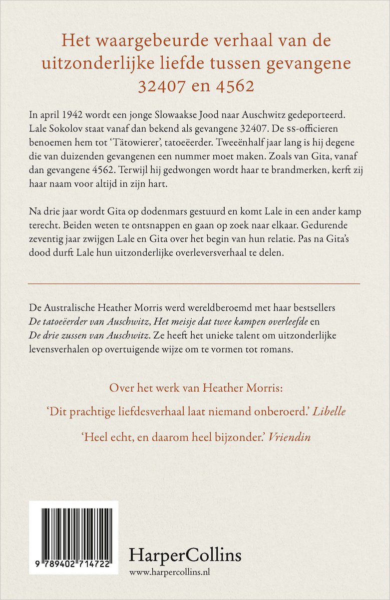 Achterkant van "De tatoeëerder van Auschwitz" met tekst en barcode.