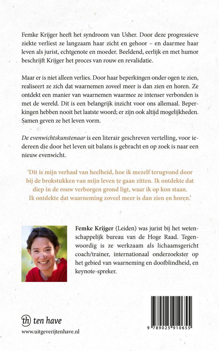 Achterkant van een boek met een foto van Femke Krijger en tekst over haar leven en ervaringen.