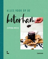 Bovenaan het boek "Alles voor op de boterham". Een lepel met donkere jam boven een pot jam, koekjes en bosbessen.