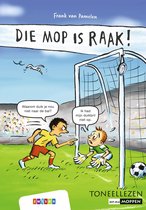 Illustratie van twee voetballende jongens bij een doel. De keeper zegt: 'Ik had mijn duikbril niet op.' De ander antwoordt: 'Waarom duik je nou niet naar de bal?'