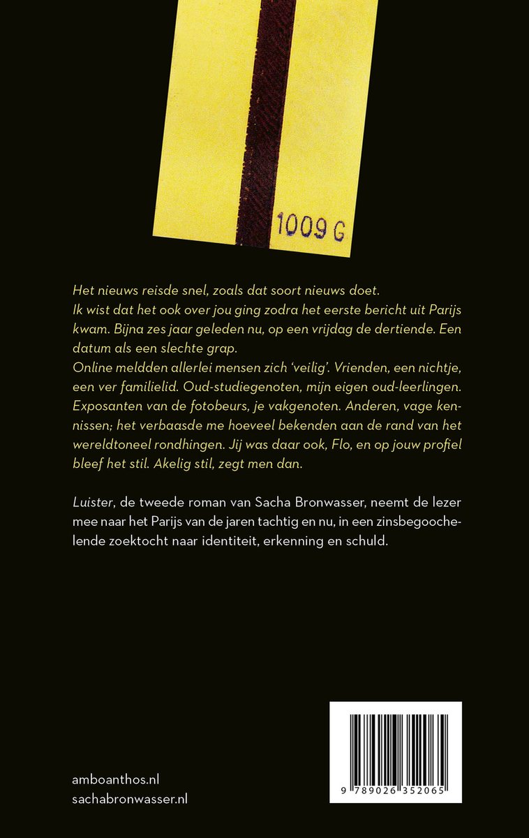 Boekcover met de titel 'Luister' van Sacha Bronwasser en een gele kaart met de tekst '1009 G'.