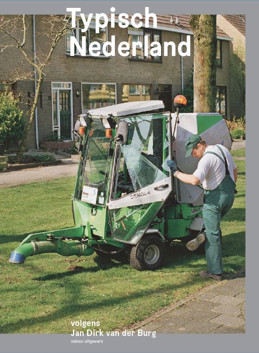 Groene en witte grasmaaier met bestuurder, Typisch Nederland tekst