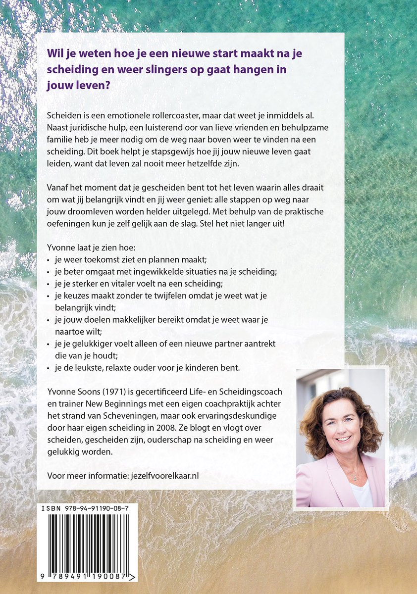 Boek met een vrouw die glimlacht, gebaseerd op de tekst "Wil je weten hoe je een nieuwe start maakt na je scheiding en weer slingers op gaat hangen in jouw leven?"