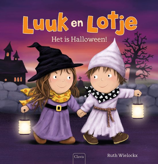 Luuk en Lotje dragen kostuums en houden lantaarns vast. Luuk is een heks met een puntmuts, Lotje draagt een spookkostuum. Titel: "Luuk en Lotje - Het is Halloween!"