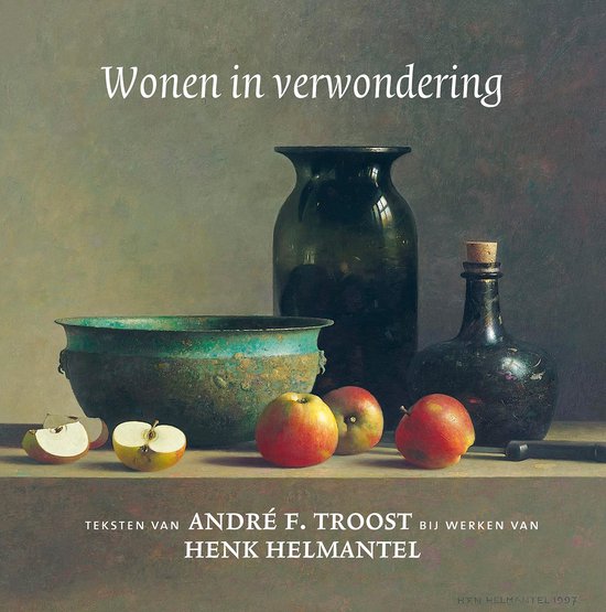 Stilleven met antieke potten, een fles en appels, met de tekst 'Wonen in verwondering'.