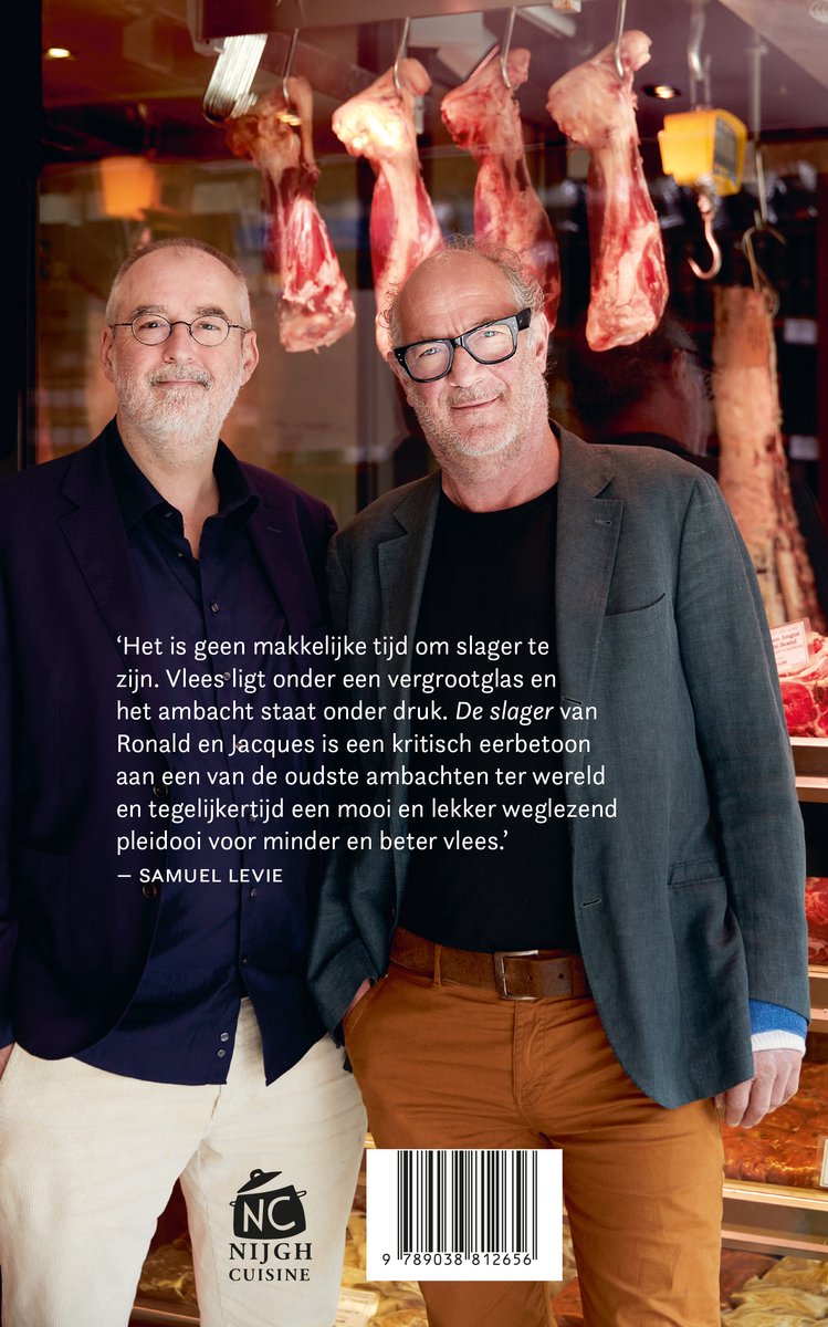 Twee mannen, Ronald Giphart en Jacques Hermus, staan voor een slagerij met vlees.