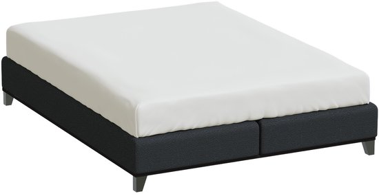 Een donkergrijs bedombouw met een wit hoeslaken, op kleine metalen pootjes.