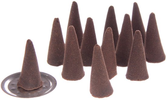 Bruine sandelhout wierookkegeltjes op een metalen schaaltje.