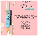 Turquoise mascara koker en borsteltje met rosé gouden details. Tekst: "L'Oréal Paris Lash Paradise Waterproof", "Formule soin infusée d'huile florale", "Apporte de la douceur aux cils".