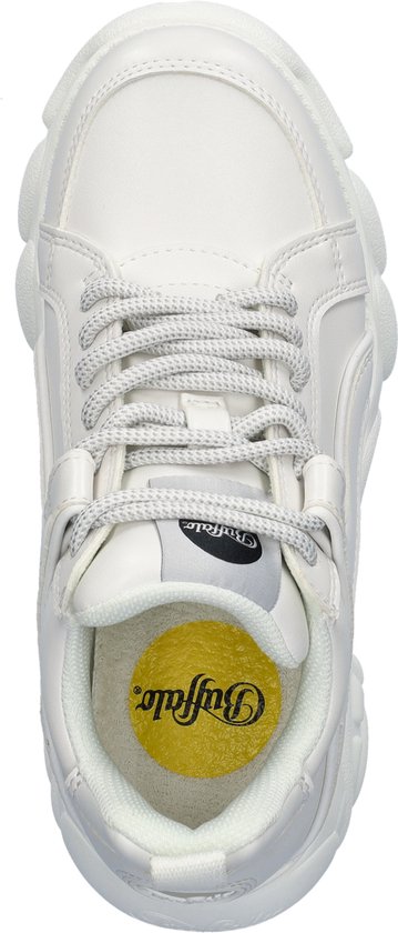 Bovenaanzicht van een witte Buffalo sneaker met witte veters en Buffalo-logo.