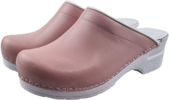 Roze leren klompen met witte stiksels en een witte zool.